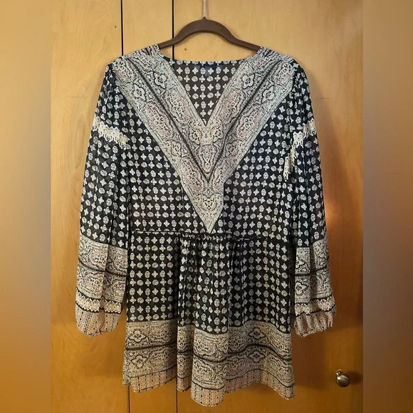 Rose & Olive Boho Medallion Print V-Neck Bishop Sleeve Blouse - Picture 4 of 8